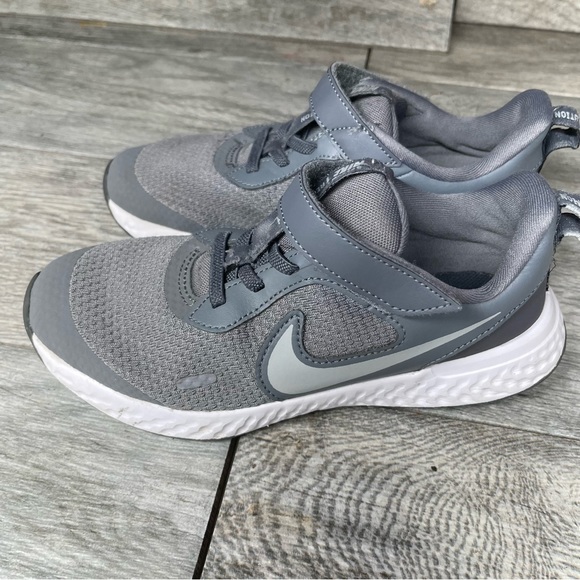 NIKE REVOLUTION  2Y  (GREY/PLATINUM GREY) - Picture 2 of 7